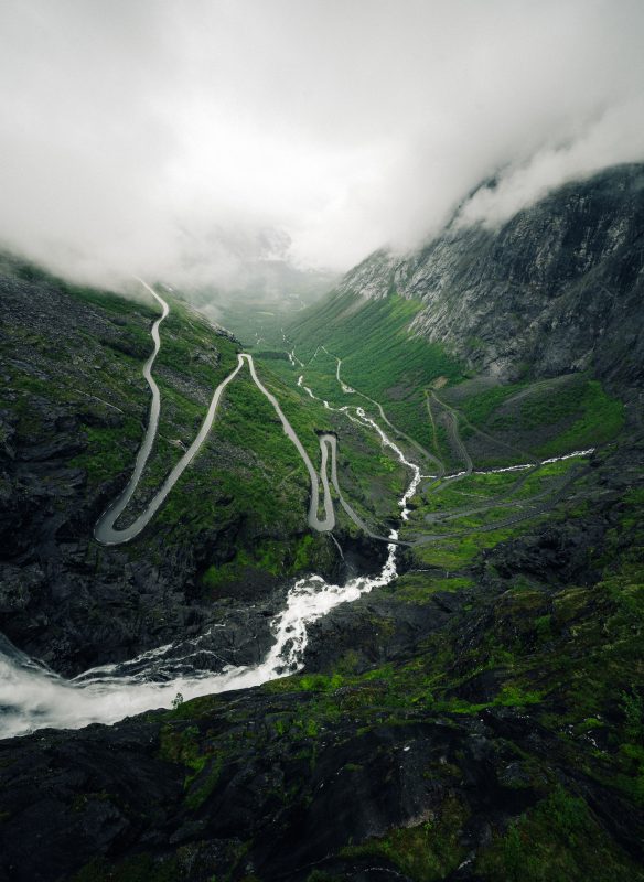 LIMITLESS (CALLWEY) : le nouveau livre de Michael Dörrenberg qui mêle supercars et routes norvégiennes LIMITLESS (CALLWEY)